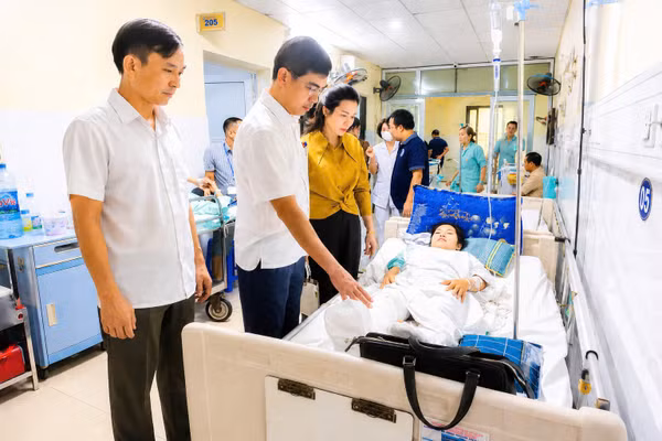 Lãnh đạo Sở GD&ĐT Nghệ An thăm cô giáo gặp tai nạn khi xả thân cứu trẻ