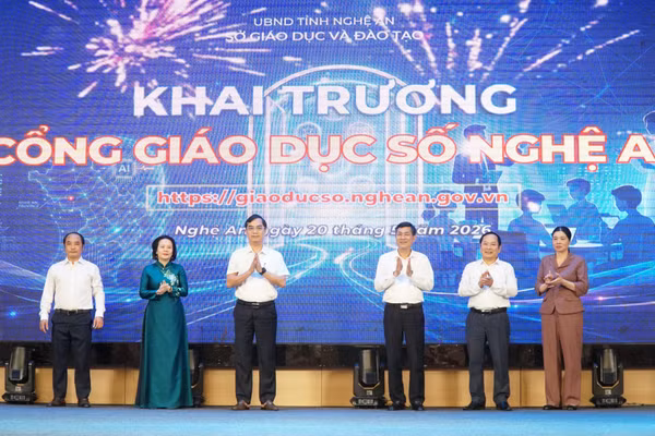 Các đại biểu thực hiện nghi thức khai trương Cổng Giáo dục số Nghệ An. Ảnh: Hồ Lài