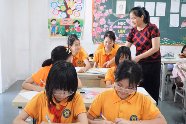 Cô trò Trường Tiểu học Hưng Phúc, phường Trường Vinh, Nghệ An. Ảnh: Hồ Lài