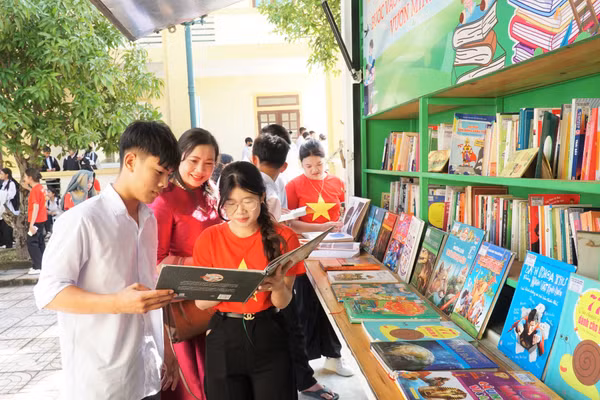 Học sinh Trường Trung cấp Kinh tế - Kỹ thuật Bắc Nghệ An đọc sách tại tủ sách di động. Ảnh: Hồ Lài