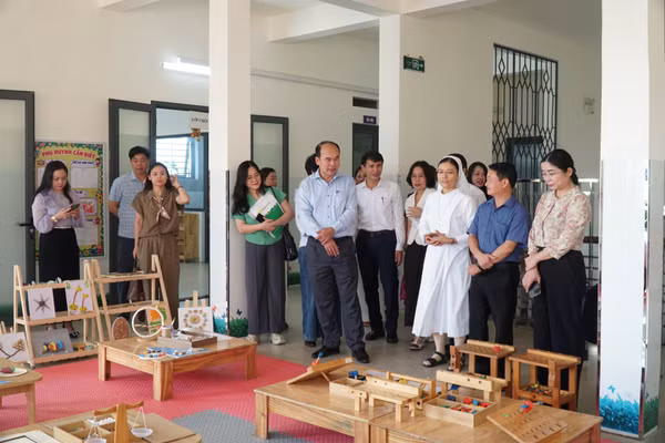 Đoàn công tác ngành Giáo dục Nghệ An đến thăm cơ sở giáo dục mầm non độc lập Linh Ân (xã Quỳnh Anh, Nghệ An). Ảnh: Hồ Lài