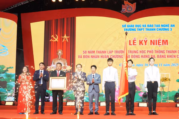 Trường THPT Thanh Chương 3 (Cát Ngạn, Nghệ An) vinh dự đón nhận Huân chương Lao động hạng Ba lần thứ 2, năm 2025. Ảnh: Hồ Lài