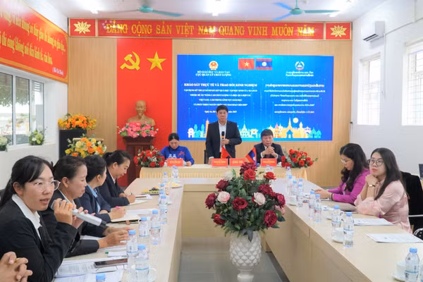 Buổi làm việc tại Trường Tiểu học Hưng Phúc (Trường Vinh, Nghệ An). Ảnh: Hồ Lài