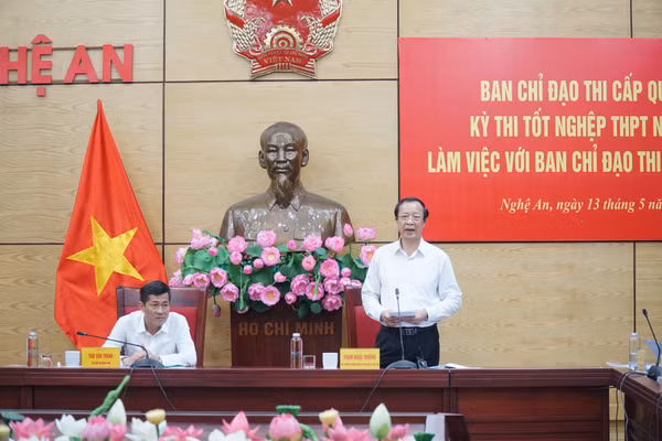 Thứ trưởng Phạm Ngọc Thưởng làm việc với Ban chỉ đạo thi tốt nghiệp THPT tỉnh Nghệ An. Ảnh: Hồ Lài