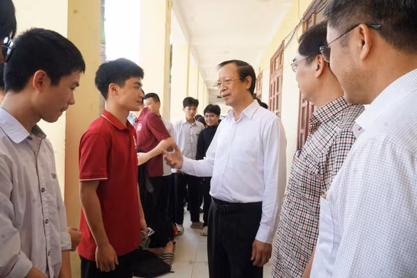Thứ trưởng Phạm Ngọc Thưởng trò chuyện, động viên học sinh Trường THPT Lê Viết Thuật (Trường Vinh, Nghệ An) trước buổi thi thử tốt nghiệp THPT. Ảnh: Hồ Lài