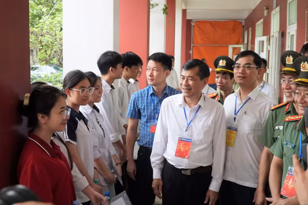 Ông Thái Văn Thành - Phó Chủ tịch UBND tỉnh Nghệ An cùng Đoàn công tác động viên thí sinh Trường THPT Huỳnh Thúc Kháng trước buổi thi đầu tiên. Ảnh: Hồ Lài