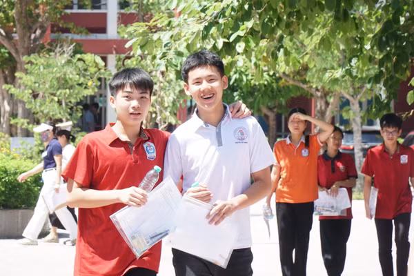 Thí sinh Nghệ An hoàn thành bài thi đầu tiên môn Ngữ văn vào lớp 10. Ảnh: Hồ Lài.