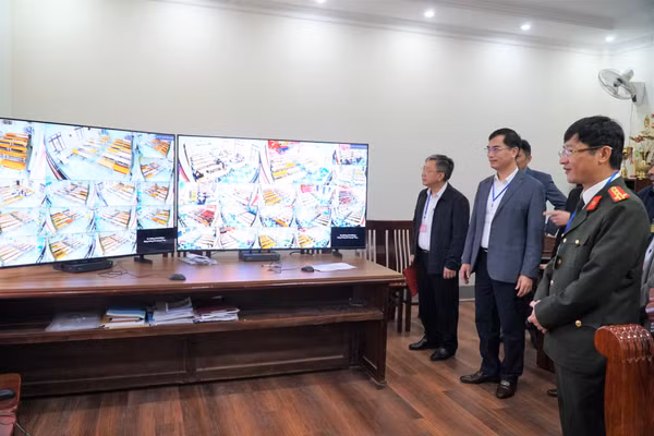 Ban tổ chức kỳ tuyển dụng giáo viên tỉnh Nghệ An kiểm tra phòng điều hành, kết nối camera tại tất cả các phòng thi. Ảnh: Hồ Lài