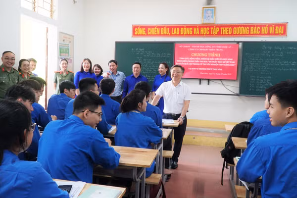 Động viên thầy trò Trường THPT Thái Hòa (phường Thái Hòa) ôn thi tốt nghiệp THPT. Ảnh: Hồ Lài