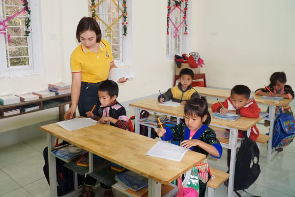 Cô trò Trường Phổ thông Dân tộc bán trú Tiểu học Nhôn Mai (xã Nhôn Mai, Nghệ An). Ảnh: Hồ Lài