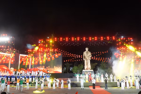 Khai mạc Lễ hội Làng Sen năm 2026 tại sân vận động Làng Sen (Kim Liên, Nghệ An). Ảnh: Hồ Lài