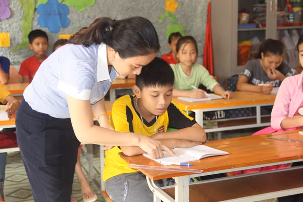 Giờ dạy học văn hóa tại Trung tâm Giáo dục - Dạy nghề người khuyết tật tỉnh Nghệ An. Ảnh: Hồ Lài