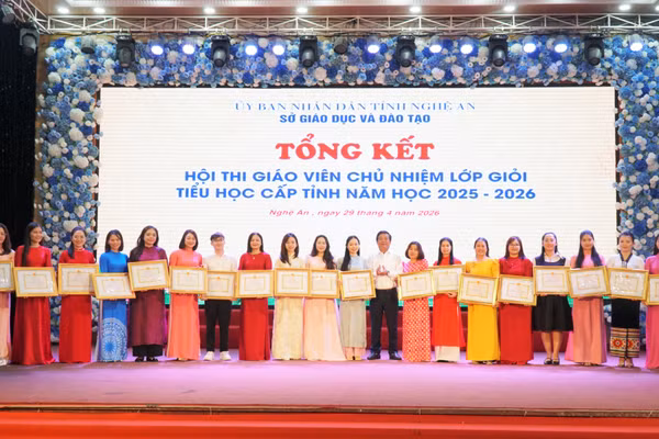 Ông Võ Văn Mai - Phó Giám đốc Sở GD&ĐT Nghệ An trao giấy khen cho các giáo viên đạt thành tích xuất sắc tại hội thi. Ảnh: Hồ Lài