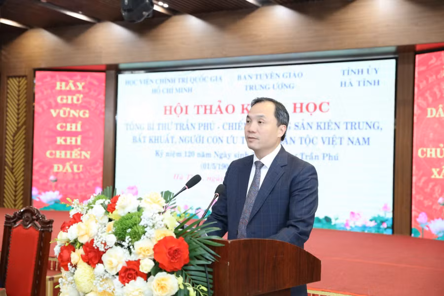 Bí thư Tỉnh uỷ Hà Tĩnh Hoàng Trung Dũng phát biểu tại Hội thảo.