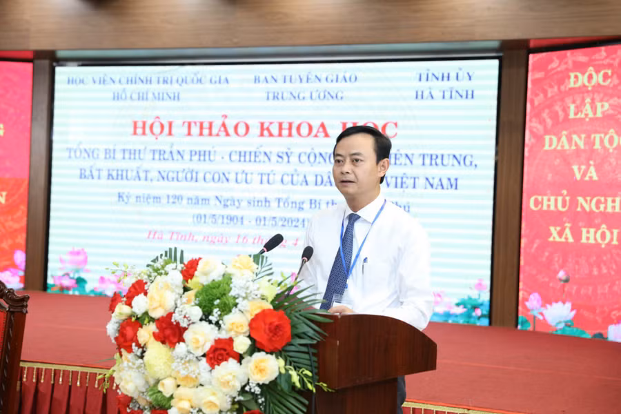 Các đại biểu trình bày tham luận tại Hội thảo.