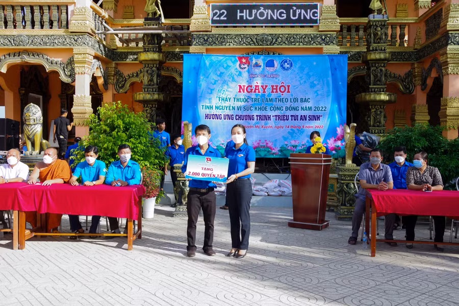 Đồng chí Triệu Thị Ngọc Diễm, Bí thư Tỉnh đoàn Sóc Trăng trao bảng tượng trưng tặng 2.000 cuốn tập cho các em học sinh có hoàn cảnh khó khăn.