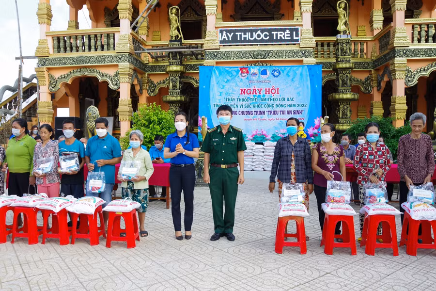 Đại tá Lê Văn Anh, Phó chính uỷ bộ đội Biên phòng Sóc Trăng và đồng chí Triệu Thị Ngọc Diễm, Bí thư Tỉnh đoàn Sóc Trăng tặng gạo và túi thuốc y tế cho các hộ gia đình có hoàn cảnh khó khăn.