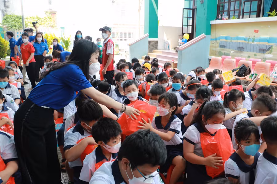 Đoàn viên trường Cao đẳng Sư phạm Trung ương tặng quà cho học trên địa bàn xã đảo Thạnh An.