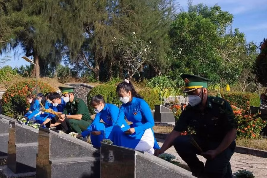 Đoàn thanh niên bộ đội Biên phòng TPHCM và huyện Cần Giờ thắp hương tại Nghĩa trang Liệt sỹ Rừng Sác.