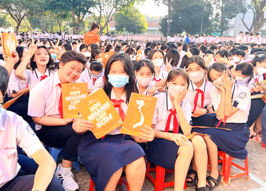 Học sinh hào hứng trong buổi hướng nghiệp tại THCS Nguyễn Hiền (TPHCM).