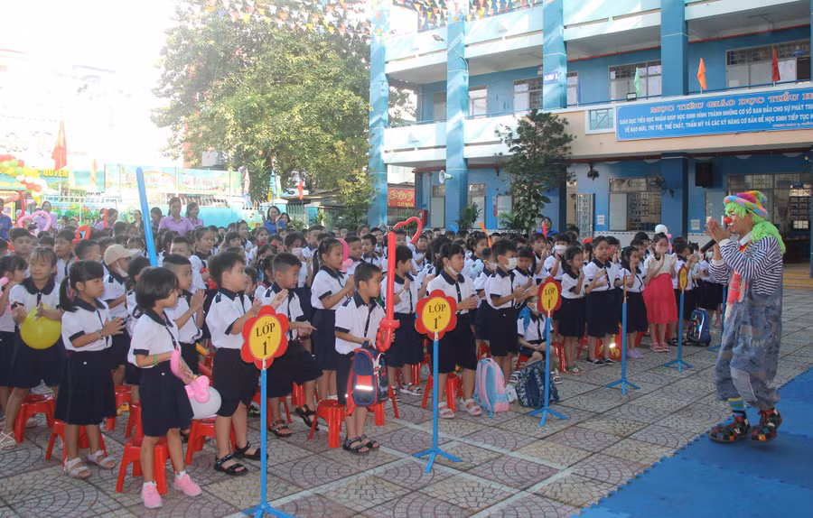 Học sinh Trường tiểu học Nguyễn Thanh Tuyền hào hứng với các tiết mục ảo thuật.