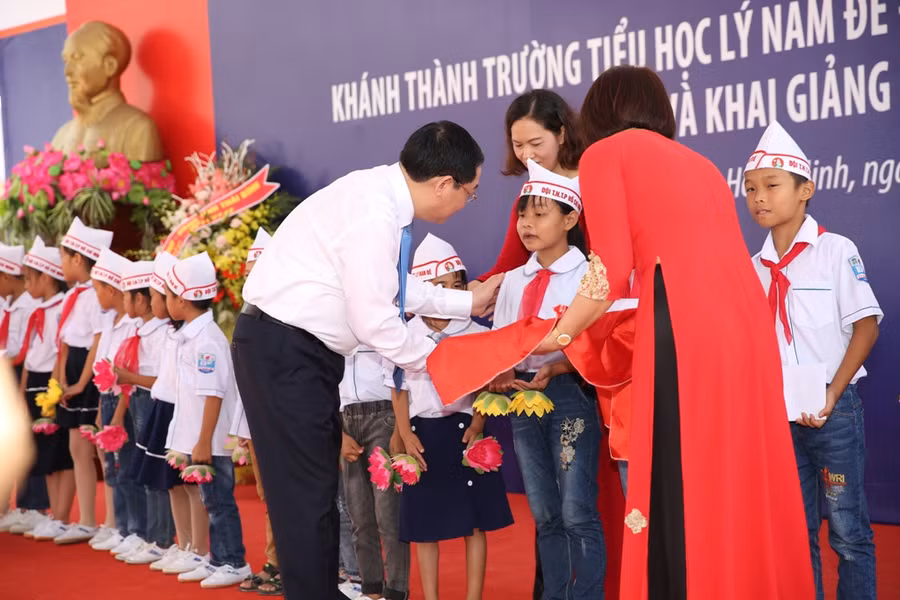 Phó Thủ tướng trao 50 suất học bổng, động viên các em học sinh vượt khó, học giỏi. Phó Thủ tướng trao 50 suất học bổng, động viên các em học sinh vượt khó, học giỏi.