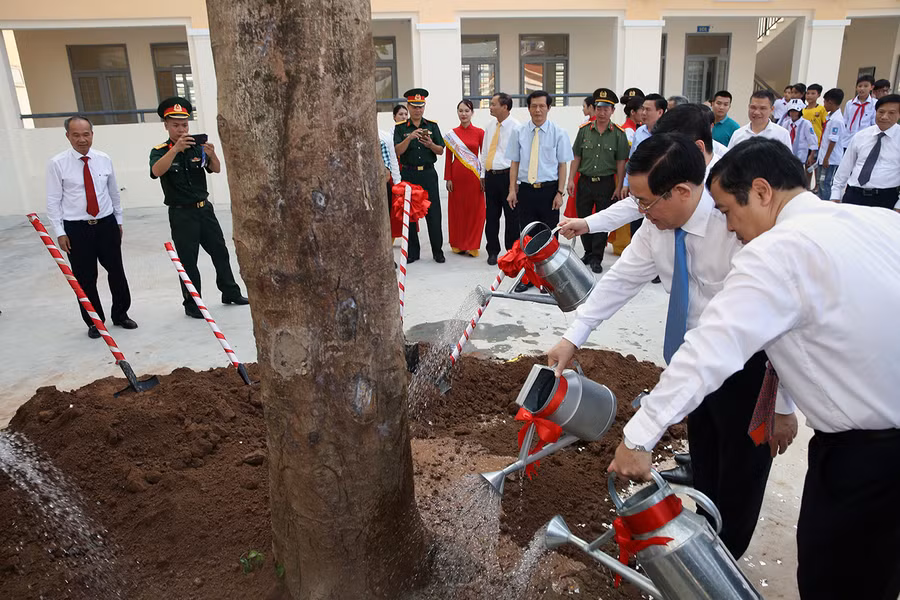 ...và trồng cây lưu niệm trong khuôn viên trường. ...và trồng cây lưu niệm trong khuôn viên trường.