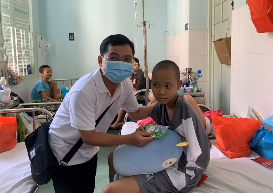 Thầy Long tặng quà cho trẻ bị bệnh ung thư.