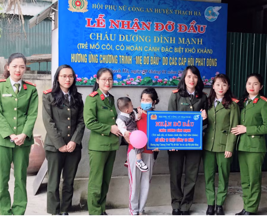 Hội Phụ nữ Công an huyện Thạch Hà nhận đỡ đầu một cháu bé tại Tổ dân phố 2, thị trấn Thạch Hà.