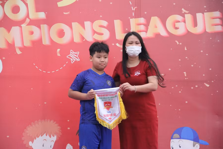 ... thủ môn xuất sắc nhất giải đấu cho các cầu thủ.