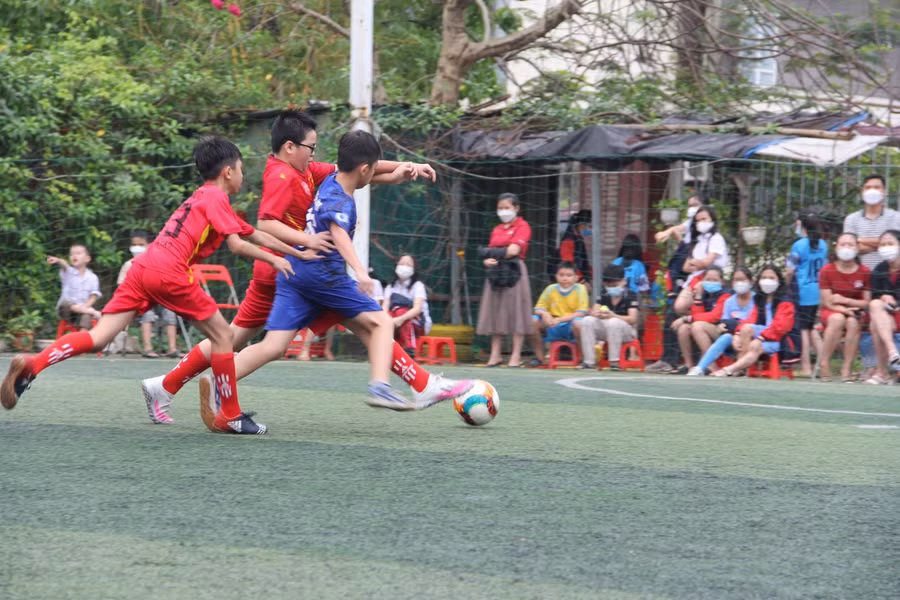 Một pha tranh bóng gay cấn của các cầu thủ nhí