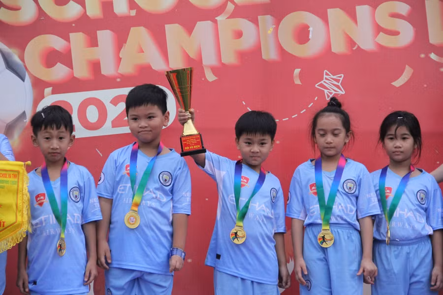 Trao cup và huy chương cho đội vô địch khối lớp 2,3.
