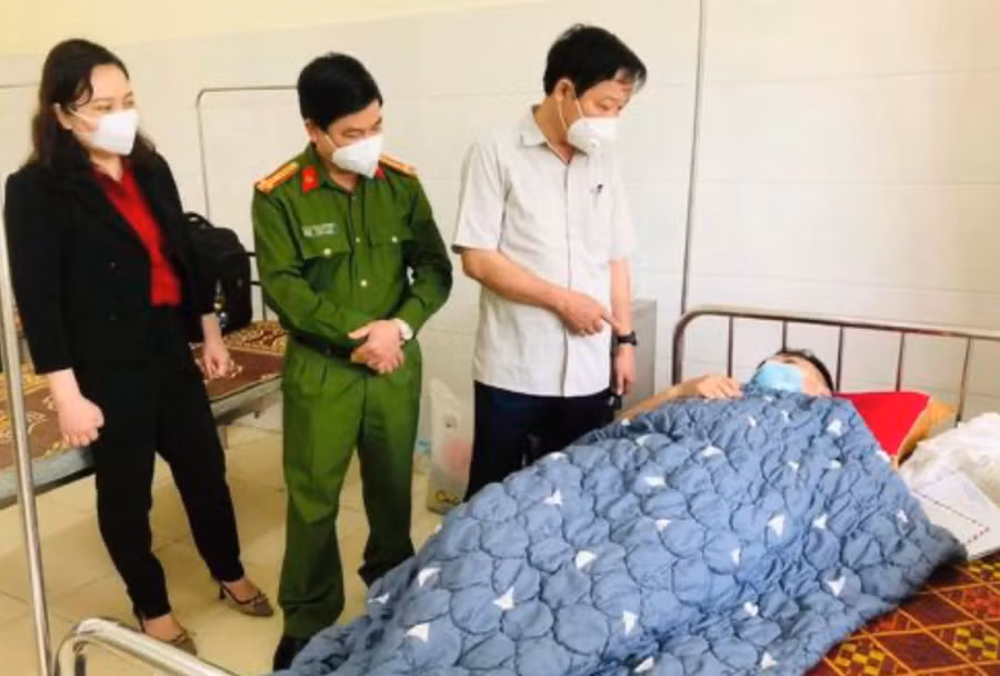 Chủ tịch UBND huyện Hương Khê cùng Trưởng công an huyện Hương Khê thăm hỏi sức khoẻ của trung uý Tuấn Anh tại bệnh viện.