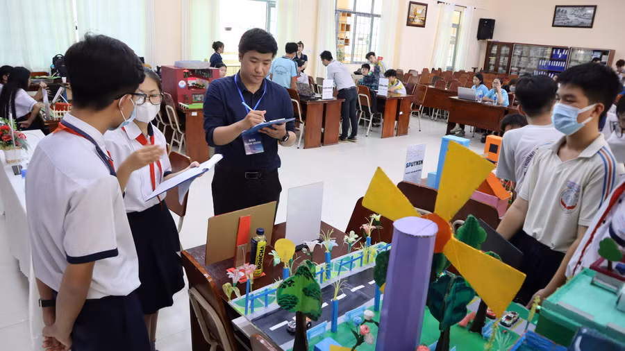 Học sinh thuyết trình về dự án với ban giám khảo.