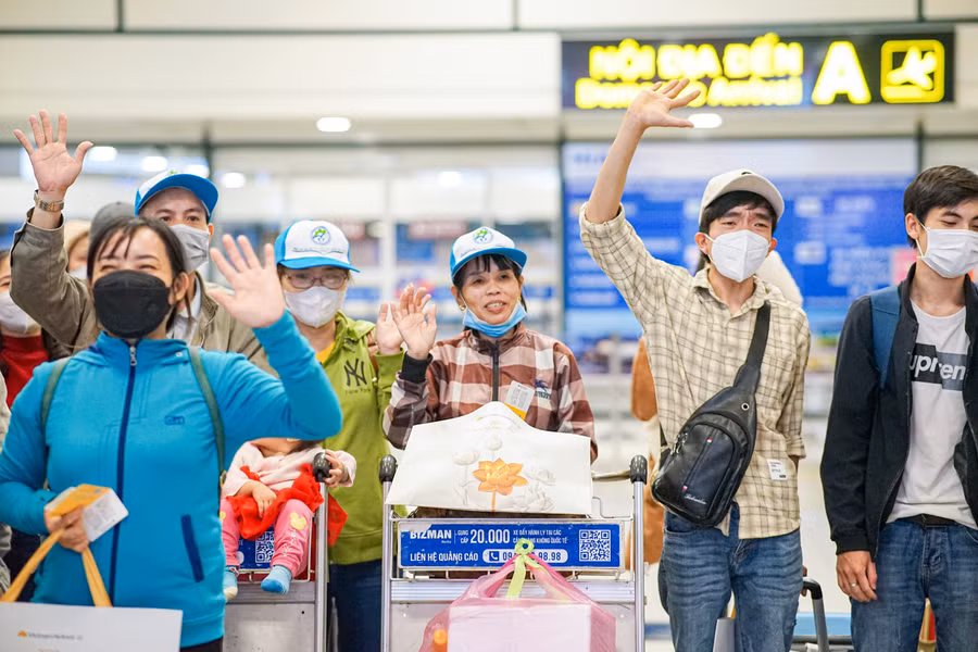 Người lao động khó khăn sẽ được tặng vé máy bay về quê ăn Tết. Người lao động khó khăn sẽ được tặng vé máy bay về quê ăn Tết.