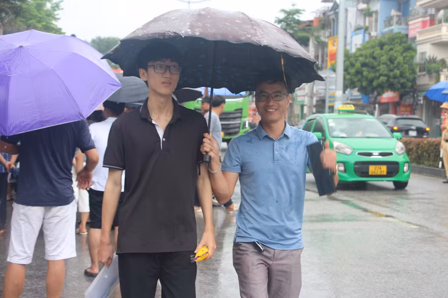 Phụ huynh phấn khởi khi biết con hoàn thành tốt bài thi. Phụ huynh phấn khởi khi biết con hoàn thành tốt bài thi.