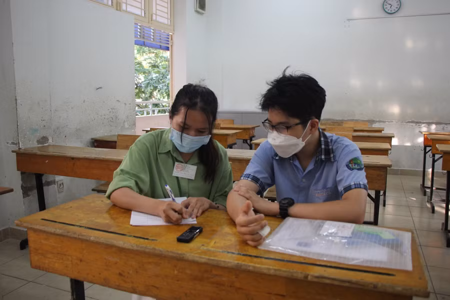 Cán bộ coi thi hỗ trợ Đạt trong buổi thi môn Toán.
