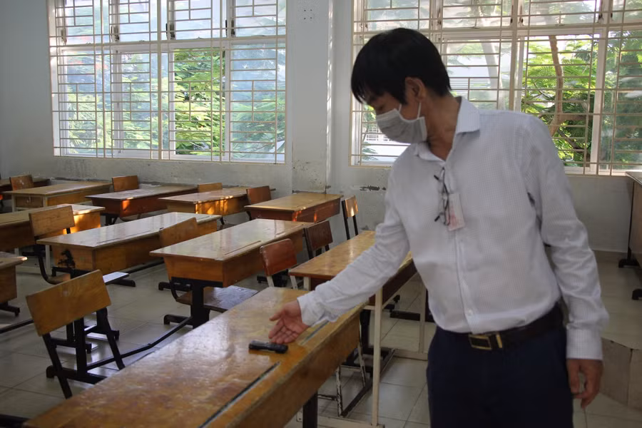 Thiết bị ghi âm được điểm thi Trường THCS Phạm Hữu Lầu đặt ngay bàn thí sinh.
