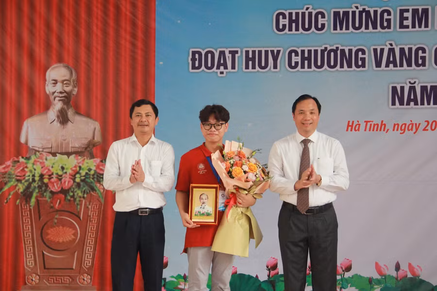 Lãnh đạo tỉnh Hà Tĩnh tặng hoa chúc mừng thành tích cao của Phan Xuân Hành tại kỳ thi Olympic Hóa Quốc tế 2022.