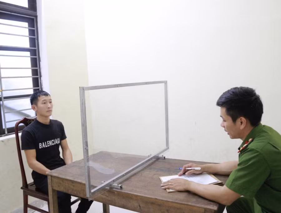 Nguyễn Trọng Phú và Nguyễn Đình Trung tại cơ quan điều tra. Ảnh: CA Hà Tĩnh.