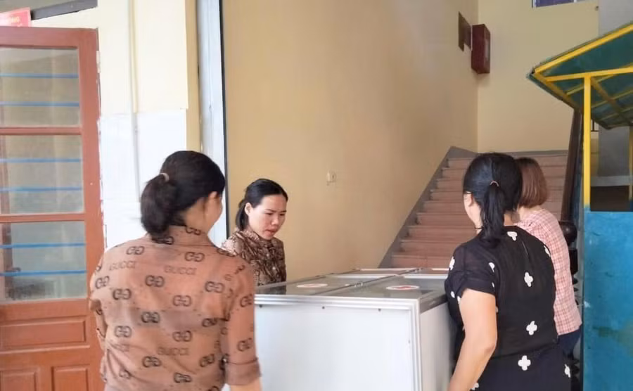 GV Trường Mầm non Hương Thủy dọn dẹp, đưa đồ dùng lên tầng 2 trước mỗi mùa mưa lũ.