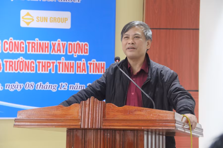 Đại diện trường THPT Thành Sen bày tỏ lời cám ơn đến nhà tài trợ.