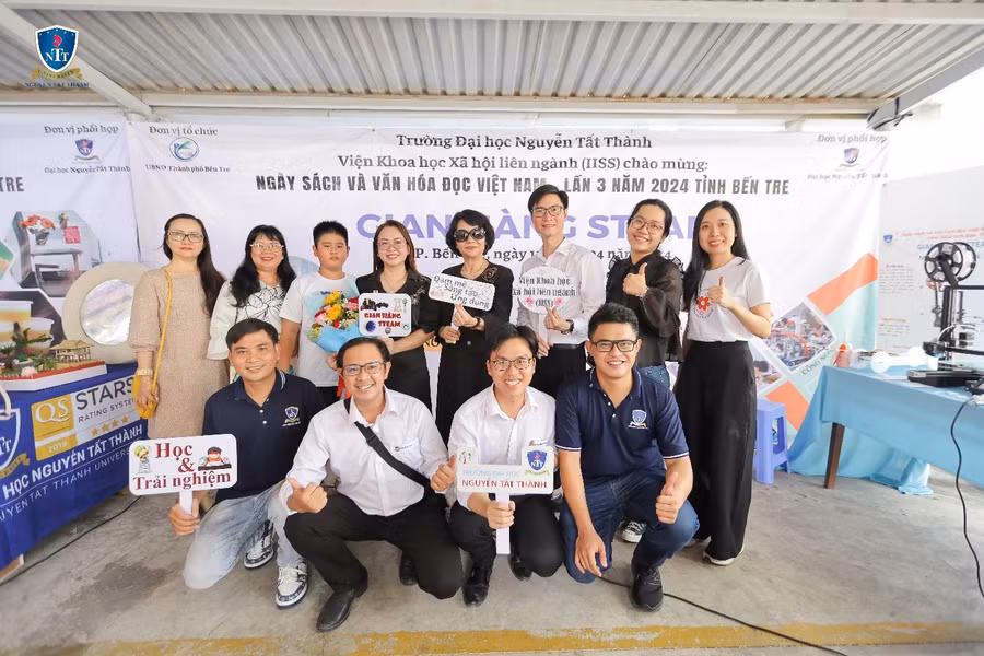 Tập thể lãnh đạo, giảng viên và cán bộ nghiên cứu trường Đại học Nguyễn Tất Thành tham dự ngày hội STEM tại Bến Tre. Tập thể lãnh đạo, giảng viên và cán bộ nghiên cứu trường Đại học Nguyễn Tất Thành tham dự ngày hội STEM tại Bến Tre.