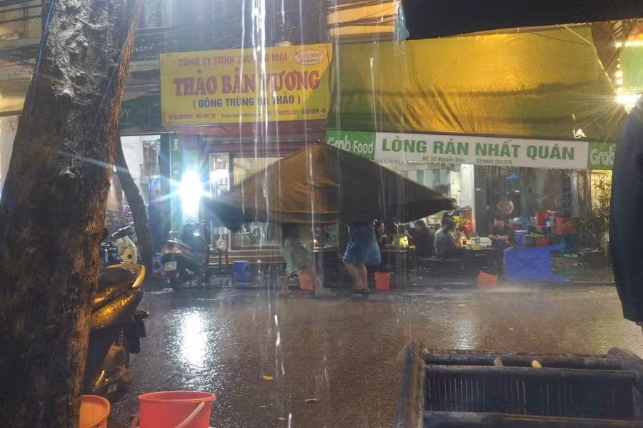 Chiều nay (4/6), khu vực Hà Nội bất ngờ đón cơn mưa dông lớn. Chiều nay (4/6), khu vực Hà Nội bất ngờ đón cơn mưa dông lớn.