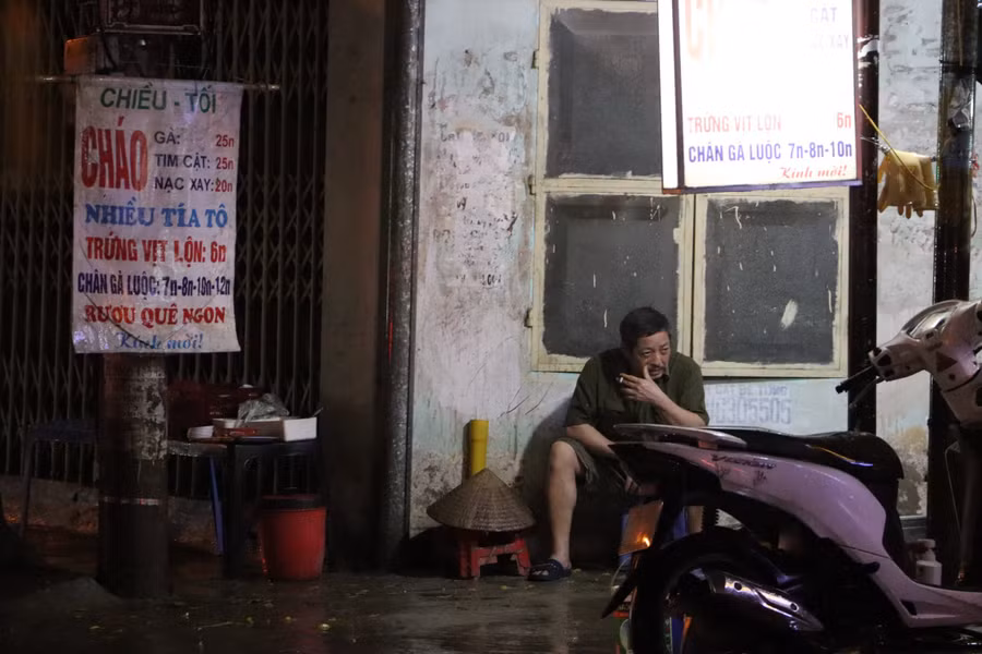 Nhiều người đi đường đã phải dừng lại chờ cho hết mưa mới tiếp tục di chuyển. Nhiều người đi đường đã phải dừng lại chờ cho hết mưa mới tiếp tục di chuyển.