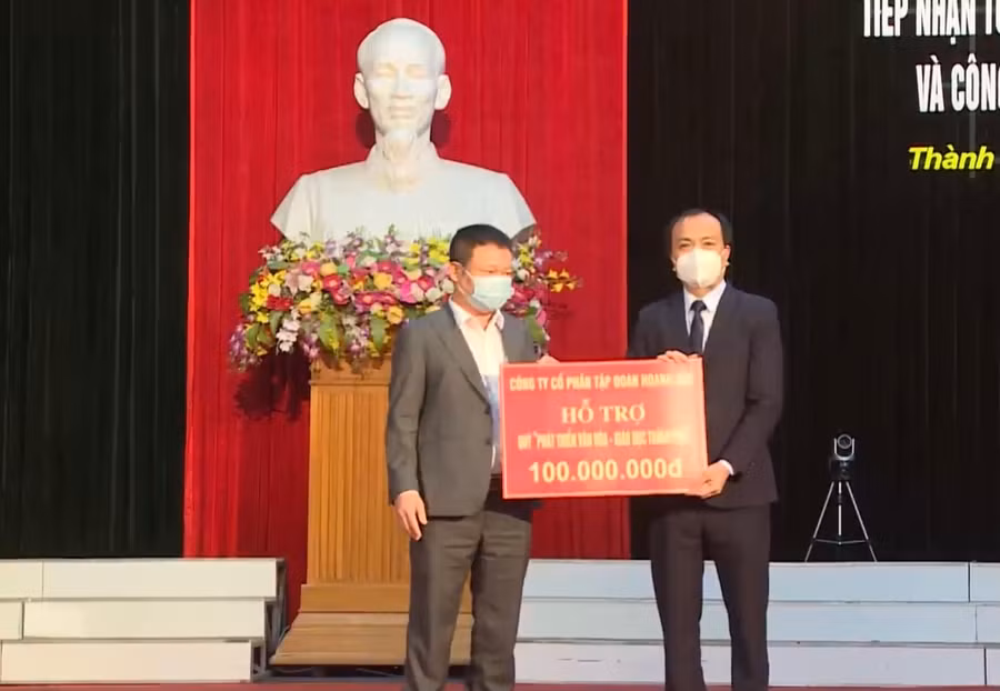 Đại diện lãnh đạo TP Hà Tĩnh tiếp nhận các nguồn đóng góp Quỹ Hỗ trợ phát triển văn hoá, giáo dục
