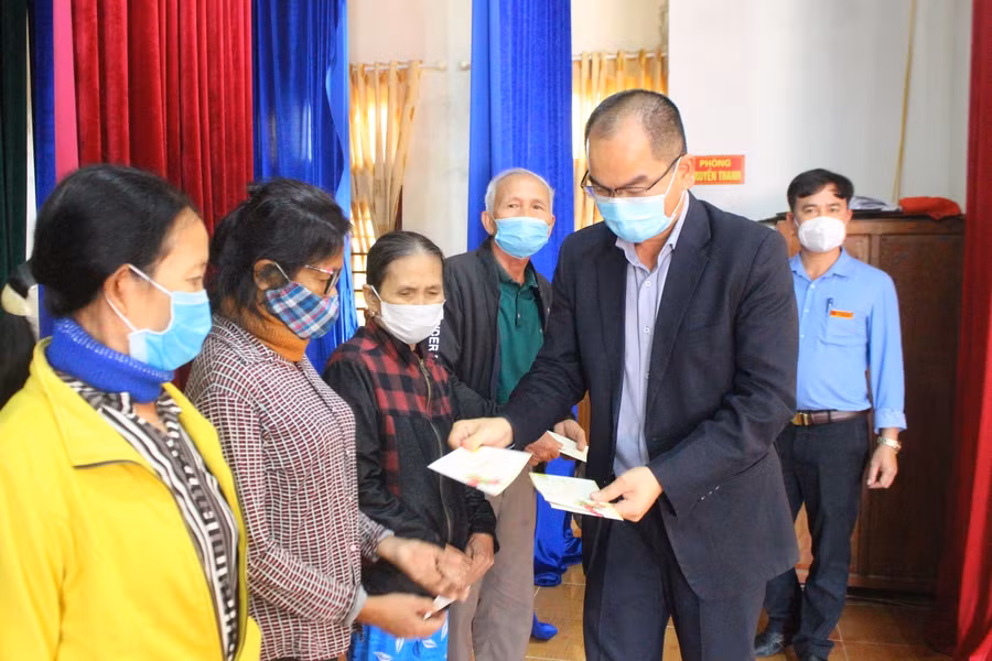 cùng đại diện Ngân hàng BIDV Hà Tĩnh trao quà cho người dân Cẩm Vịnh