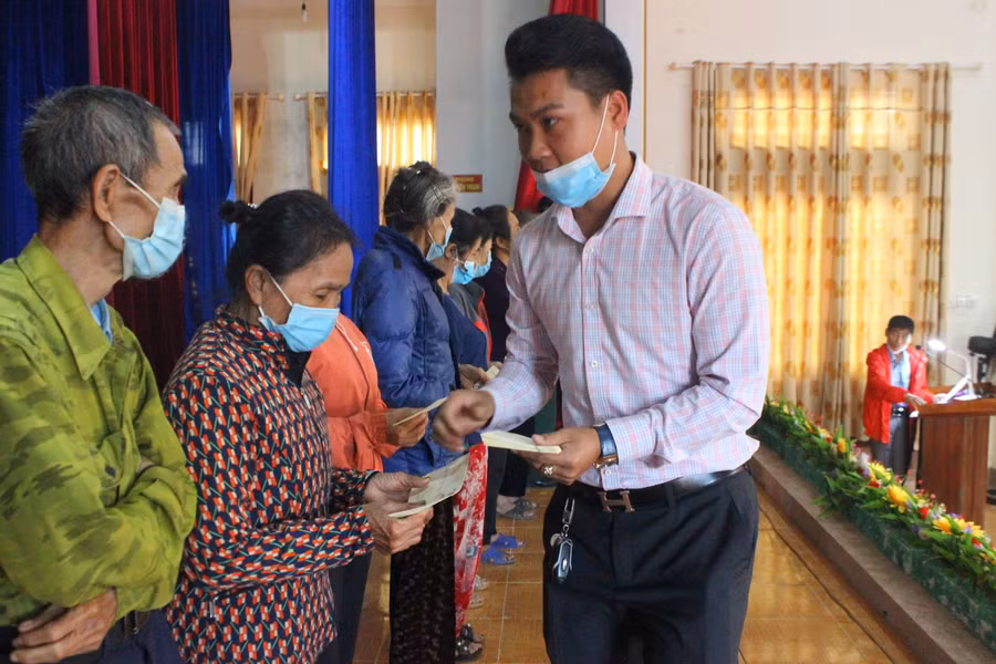 Báo Giáo dục và Thời đại tiếp tục huy động hàng trăm suất quà Tết tặng người khó khăn ảnh 6