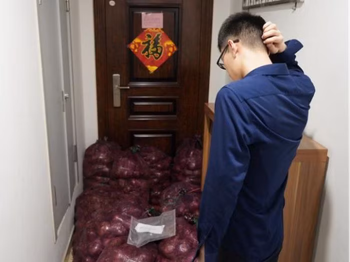 Nam chính cho biết mình không khóc mà ngược lại còn bán hành tây đi được 1000 NDT.