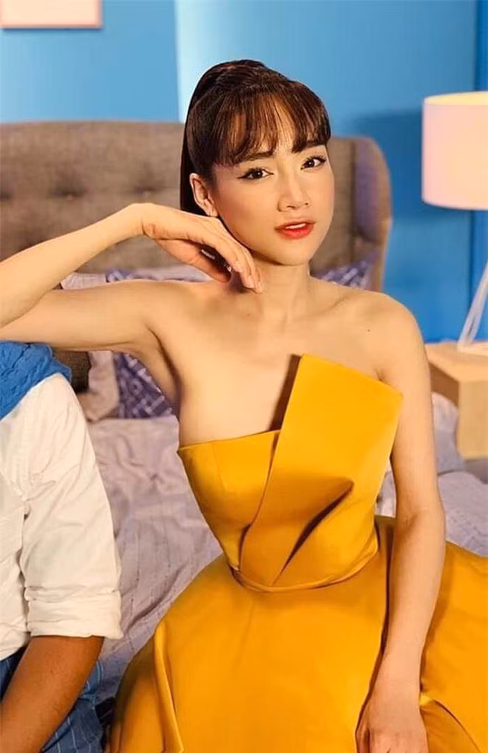Sau sinh công chúa đầu lòng, Nhã Phương liên tục xuất hiện với body gầy guộc. Dù tiết lộ tăng được 2kg nhưng thân hình của nữ diễn viên vẫn chưa thể đầy đặn như ngày nào.